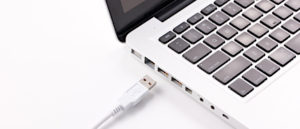 ノートパソコンとUSBケーブル